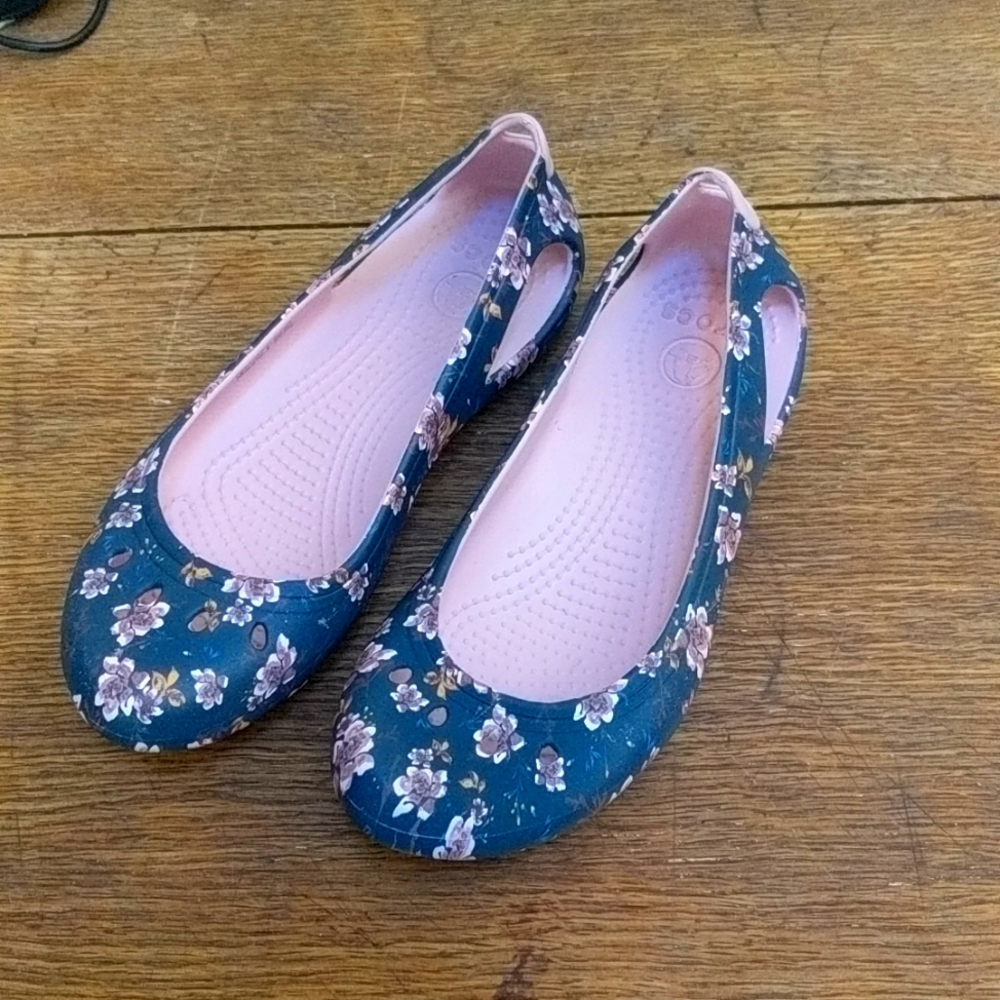 Size 7 Crocs slip on